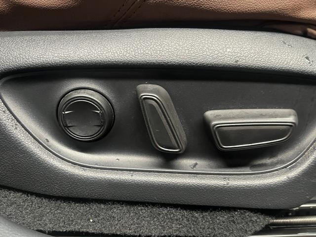 【パワーシート】電動でシートポジションの変更が可能です。手動式より細かくシート設定が可能ですのでより快適な姿勢でドライブを楽しんで頂けるでしょう。