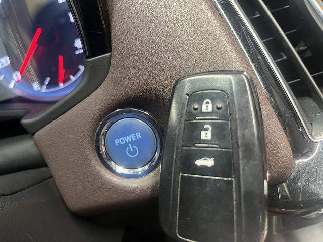 【スマートキー＆プッシュスタート】ドアハンドルを軽く握るだけでドアロックを解錠でき、施錠はドアハンドルのロックスイッチを押すだけでブレーキを踏みながらエンジンスイッチを押すだけで、エンジンが始動！