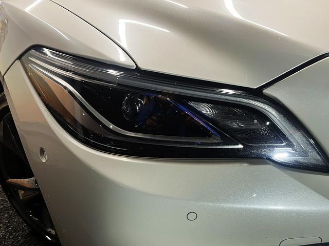 【ＬＥＤヘッドランプ】ハロゲンヘッドランプの約２倍の光量でより明るく遠くを照らし、夜間走行時の視認性を高める。さらに長寿命や、省電力も魅力。