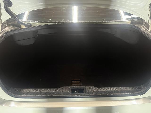 トランクスペースも充分な広さがございます。ゴルフバッグも収納可能です。