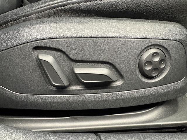 【パワーシート】電動でシートポジションの変更が可能です。手動式より細かくシート設定が可能ですのでより快適な姿勢でドライブを楽しんで頂けるでしょう。