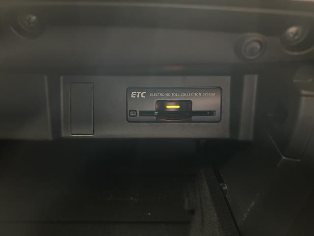 シーマ ハイブリッド 本革パッケージ(ワンオーナー)(黒本革)(サンルーフ)(メーカーナビ)(サイド・バックカメラ)(レーダークルーズ)(コーナーセンサー)(シートエアコン)(BOSE)(ETC)(純正18インチAW)(11枚目)