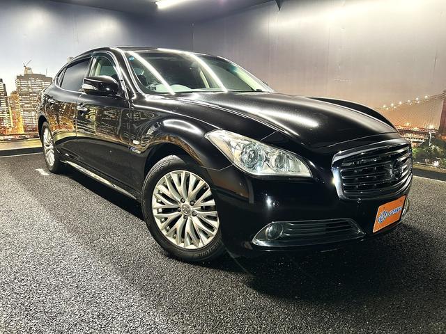 シーマ ハイブリッド 本革パッケージ(ワンオーナー)(黒本革)(サンルーフ)(メーカーナビ)(サイド・バックカメラ)(レーダークルーズ)(コーナーセンサー)(シートエアコン)(BOSE)(ETC)(純正18インチAW)(19枚目)