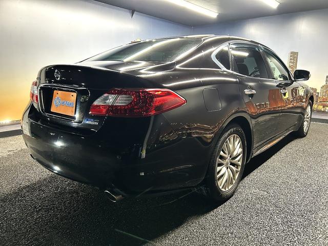 シーマ ハイブリッド 本革パッケージ(ワンオーナー)(黒本革)(サンルーフ)(メーカーナビ)(サイド・バックカメラ)(レーダークルーズ)(コーナーセンサー)(シートエアコン)(BOSE)(ETC)(純正18インチAW)(21枚目)