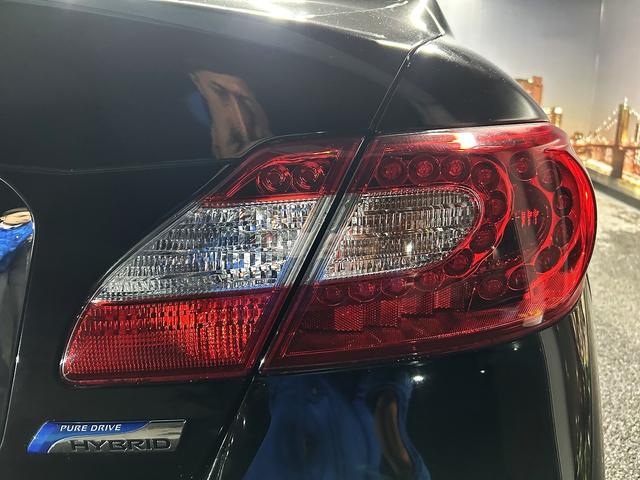 シーマ ハイブリッド 本革パッケージ(ワンオーナー)(黒本革)(サンルーフ)(メーカーナビ)(サイド・バックカメラ)(レーダークルーズ)(コーナーセンサー)(シートエアコン)(BOSE)(ETC)(純正18インチAW)(26枚目)