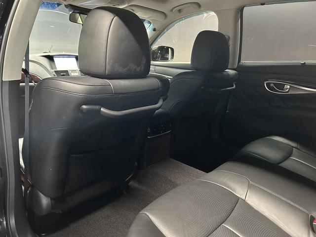 シーマ ハイブリッド 本革パッケージ(ワンオーナー)(黒本革)(サンルーフ)(メーカーナビ)(サイド・バックカメラ)(レーダークルーズ)(コーナーセンサー)(シートエアコン)(BOSE)(ETC)(純正18インチAW)(27枚目)