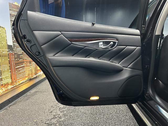 シーマ ハイブリッド 本革パッケージ(ワンオーナー)(黒本革)(サンルーフ)(メーカーナビ)(サイド・バックカメラ)(レーダークルーズ)(コーナーセンサー)(シートエアコン)(BOSE)(ETC)(純正18インチAW)(28枚目)