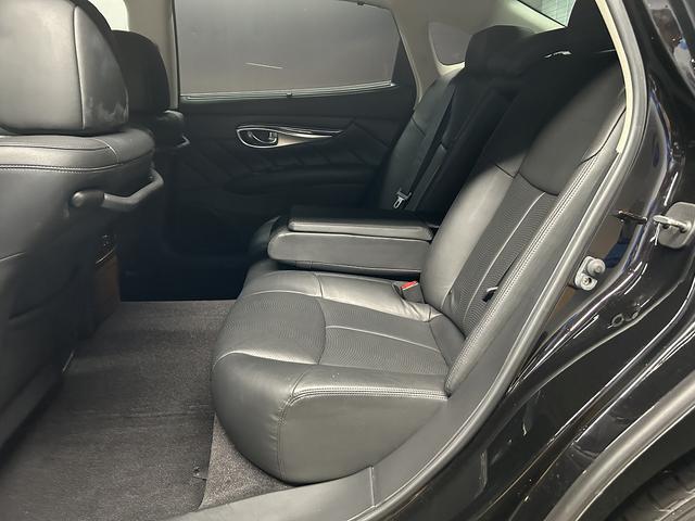 シーマ ハイブリッド 本革パッケージ(ワンオーナー)(黒本革)(サンルーフ)(メーカーナビ)(サイド・バックカメラ)(レーダークルーズ)(コーナーセンサー)(シートエアコン)(BOSE)(ETC)(純正18インチAW)(29枚目)