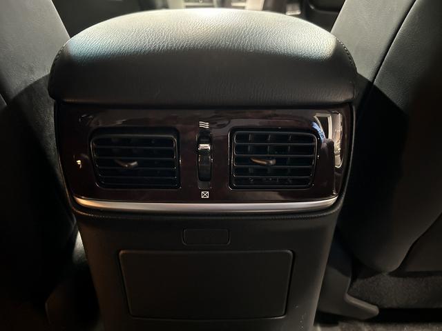 シーマ ハイブリッド 本革パッケージ(ワンオーナー)(黒本革)(サンルーフ)(メーカーナビ)(サイド・バックカメラ)(レーダークルーズ)(コーナーセンサー)(シートエアコン)(BOSE)(ETC)(純正18インチAW)(31枚目)