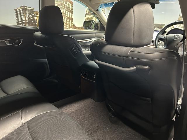 シーマ ハイブリッド 本革パッケージ(ワンオーナー)(黒本革)(サンルーフ)(メーカーナビ)(サイド・バックカメラ)(レーダークルーズ)(コーナーセンサー)(シートエアコン)(BOSE)(ETC)(純正18インチAW)(32枚目)