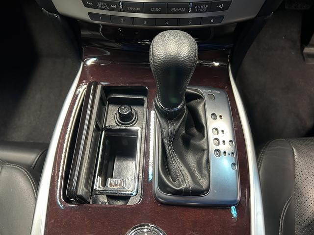 シーマ ハイブリッド 本革パッケージ(ワンオーナー)(黒本革)(サンルーフ)(メーカーナビ)(サイド・バックカメラ)(レーダークルーズ)(コーナーセンサー)(シートエアコン)(BOSE)(ETC)(純正18インチAW)(33枚目)