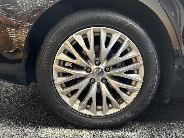 シーマ ハイブリッド 本革パッケージ(ワンオーナー)(黒本革)(サンルーフ)(メーカーナビ)(サイド・バックカメラ)(レーダークルーズ)(コーナーセンサー)(シートエアコン)(BOSE)(ETC)(純正18インチAW)(38枚目)