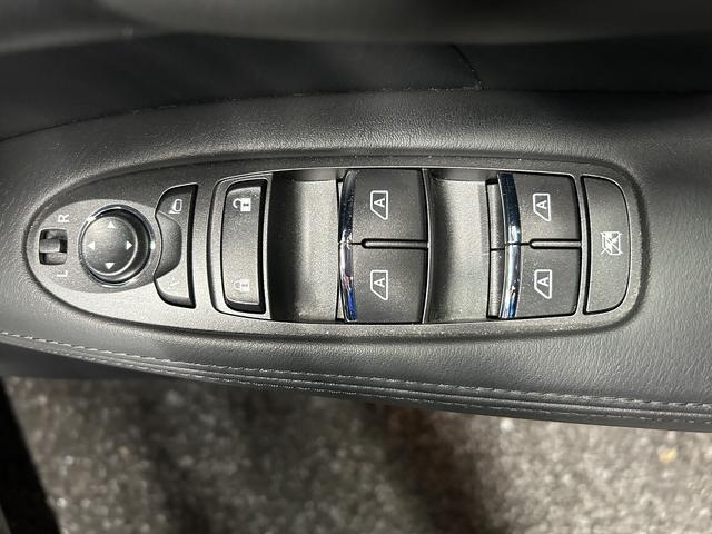 シーマ ハイブリッド 本革パッケージ(ワンオーナー)(黒本革)(サンルーフ)(メーカーナビ)(サイド・バックカメラ)(レーダークルーズ)(コーナーセンサー)(シートエアコン)(BOSE)(ETC)(純正18インチAW)(51枚目)