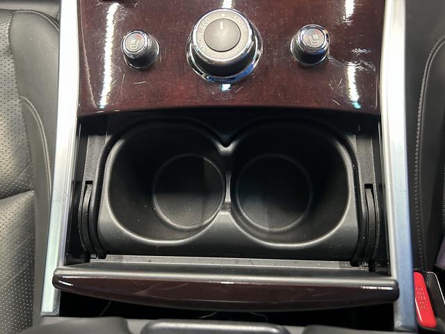 シーマ ハイブリッド 本革パッケージ(ワンオーナー)(黒本革)(サンルーフ)(メーカーナビ)(サイド・バックカメラ)(レーダークルーズ)(コーナーセンサー)(シートエアコン)(BOSE)(ETC)(純正18インチAW)(56枚目)