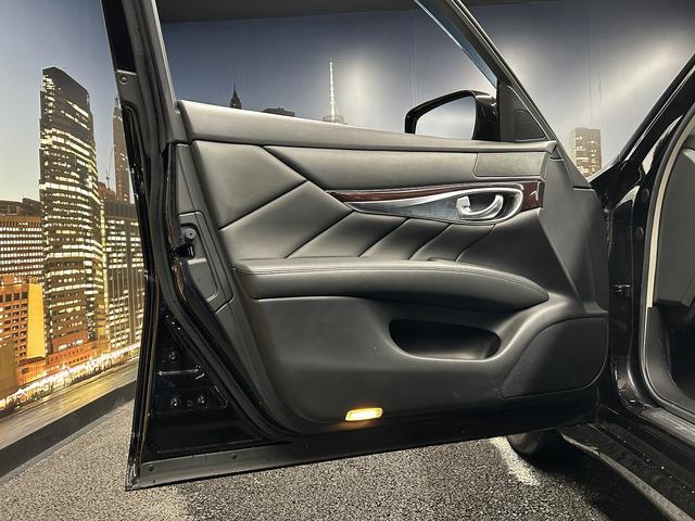 シーマ ハイブリッド 本革パッケージ(ワンオーナー)(黒本革)(サンルーフ)(メーカーナビ)(サイド・バックカメラ)(レーダークルーズ)(コーナーセンサー)(シートエアコン)(BOSE)(ETC)(純正18インチAW)(59枚目)