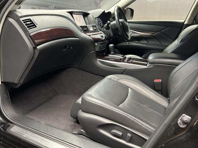 シーマ ハイブリッド 本革パッケージ(ワンオーナー)(黒本革)(サンルーフ)(メーカーナビ)(サイド・バックカメラ)(レーダークルーズ)(コーナーセンサー)(シートエアコン)(BOSE)(ETC)(純正18インチAW)(61枚目)