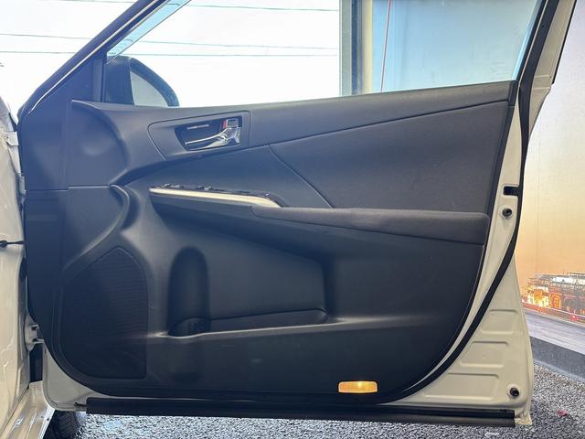 カムリ ハイブリッド　Ｇパッケージ　（禁煙車）（純正ＳＤナビ）（クルコン）（ＨＩＤヘッドライト）（スマートキー）（パワーシート）（フルセグ）（ビルトインＥＴＣ）（Ｂｌｕｅｔｏｏｔｈオーディオ）（純正１７インチＡＷ）（32枚目）