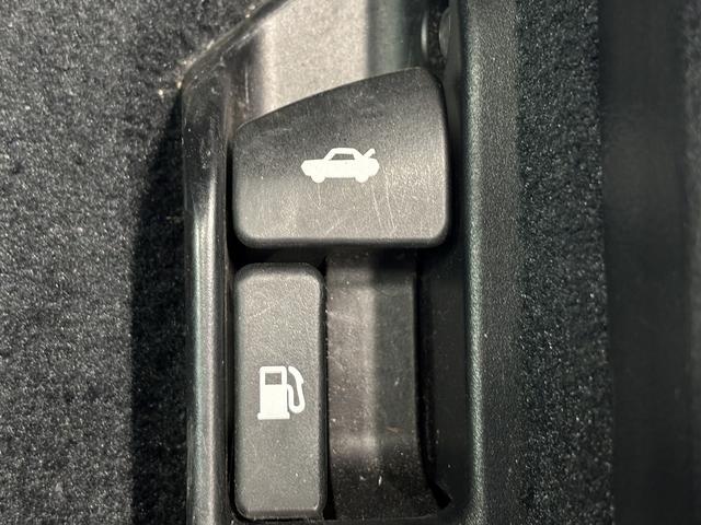 カムリ ハイブリッド　Ｇパッケージ　（禁煙車）（純正ＳＤナビ）（クルコン）（ＨＩＤヘッドライト）（スマートキー）（パワーシート）（フルセグ）（ビルトインＥＴＣ）（Ｂｌｕｅｔｏｏｔｈオーディオ）（純正１７インチＡＷ）（40枚目）