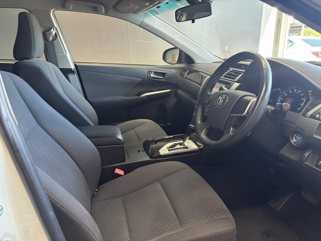 カムリ ハイブリッド　Ｇパッケージ　（禁煙車）（純正ＳＤナビ）（クルコン）（ＨＩＤヘッドライト）（スマートキー）（パワーシート）（フルセグ）（ビルトインＥＴＣ）（Ｂｌｕｅｔｏｏｔｈオーディオ）（純正１７インチＡＷ）（49枚目）