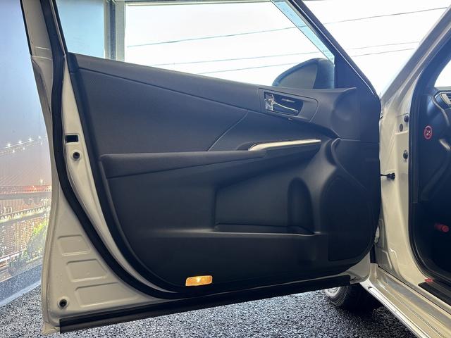 カムリ ハイブリッド　Ｇパッケージ　（禁煙車）（純正ＳＤナビ）（クルコン）（ＨＩＤヘッドライト）（スマートキー）（パワーシート）（フルセグ）（ビルトインＥＴＣ）（Ｂｌｕｅｔｏｏｔｈオーディオ）（純正１７インチＡＷ）（50枚目）