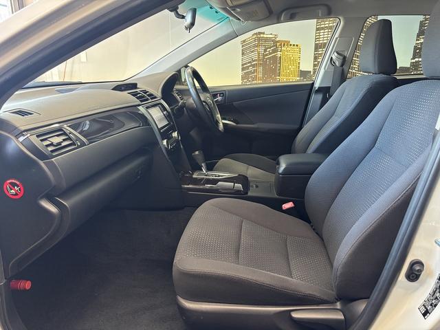 カムリ ハイブリッド　Ｇパッケージ　（禁煙車）（純正ＳＤナビ）（クルコン）（ＨＩＤヘッドライト）（スマートキー）（パワーシート）（フルセグ）（ビルトインＥＴＣ）（Ｂｌｕｅｔｏｏｔｈオーディオ）（純正１７インチＡＷ）（52枚目）