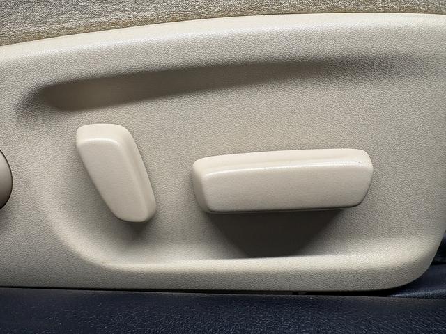 クラウン ロイヤルサルーン　（禁煙車）（後期型）（メーカーＳＤナビ）（バックカメラ）（レーダークルーズ）（クリアランスソナー）（ＬＥＤヘッドライト）（スマートキー）（パワーシート）（ビルトインＥＴＣ）（純正１６インチＡＷ）（11枚目）