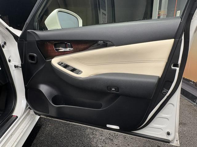 クラウン ロイヤルサルーン　（禁煙車）（後期型）（メーカーＳＤナビ）（バックカメラ）（レーダークルーズ）（クリアランスソナー）（ＬＥＤヘッドライト）（スマートキー）（パワーシート）（ビルトインＥＴＣ）（純正１６インチＡＷ）（42枚目）