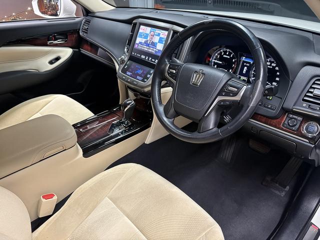 クラウン ロイヤルサルーン　（禁煙車）（後期型）（メーカーＳＤナビ）（バックカメラ）（レーダークルーズ）（クリアランスソナー）（ＬＥＤヘッドライト）（スマートキー）（パワーシート）（ビルトインＥＴＣ）（純正１６インチＡＷ）（44枚目）