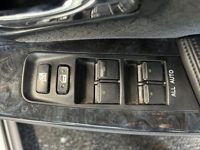 クラウン アスリート　６０ｔｈスペシャルエディション　後期型（サンルーフ）（クルーズコントロール）（メーカーＨＤＤナビ）（パワーシート）（ＨＩＤヘッドライト）（ＥＴＣビルトイン）（純正１８インチＡＷ）（ＭＴモード）（バックカメラ）（フォグライト）（50枚目）