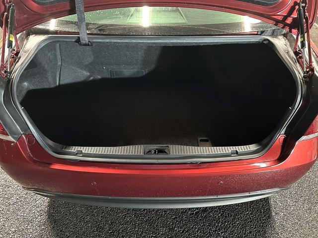 クラウンハイブリッド アスリートＳ　プリクラッシュセーフティ（禁煙車）（テラロッサシート）（メーカーＨＤＤナビ）（レーダークルーズ）（クリアランスソナー）（パワーシート）（シートヒーター）（ＭＴモード）（ＥＴＣ）（純正１７インチＡＷ）（16枚目）