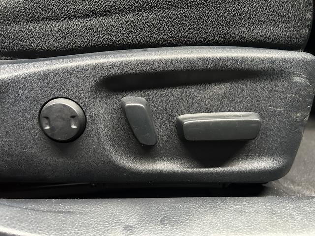 クラウンハイブリッド アスリートＳ　プリクラッシュセーフティ（禁煙車）（テラロッサシート）（メーカーＨＤＤナビ）（レーダークルーズ）（クリアランスソナー）（パワーシート）（シートヒーター）（ＭＴモード）（ＥＴＣ）（純正１７インチＡＷ）（52枚目）