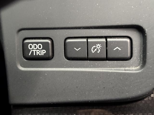 クラウンハイブリッド アスリートＳ　ブラックスタイル　（禁煙車）（サンルーフ）（純正ＨＤＤナビ）（クルーズコントロール）（パワーシート）（シートヒーター）（ＨＩＤヘッドライト）（バックカメラ）（オートライト）（ＥＴＣ）（ＭＴモード）（純正１８インチＡＷ）（32枚目）