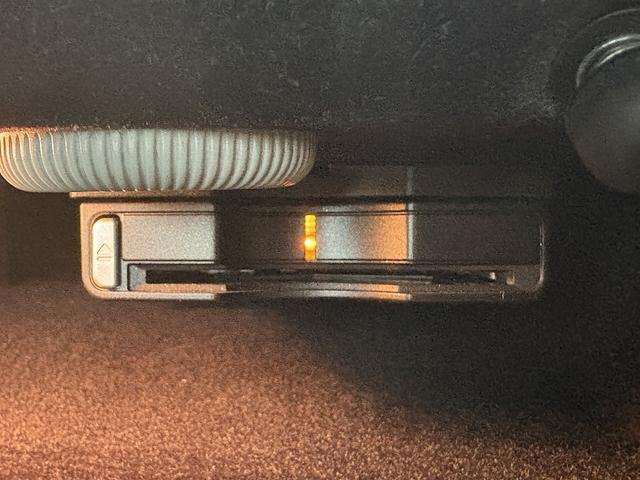 Ｅクラス Ｅ３５０　アバンギャルド　（禁煙車）（黒本革シート）（シートメモリー）（ＬＥＤヘッド）（メーカーＨＤＤナビ）（電動リアサンシェード）（ビルトインＥＴＣ）（バックカメラ）（レーダークルーズコントロール）（純正１８インチＡＷ）（12枚目）