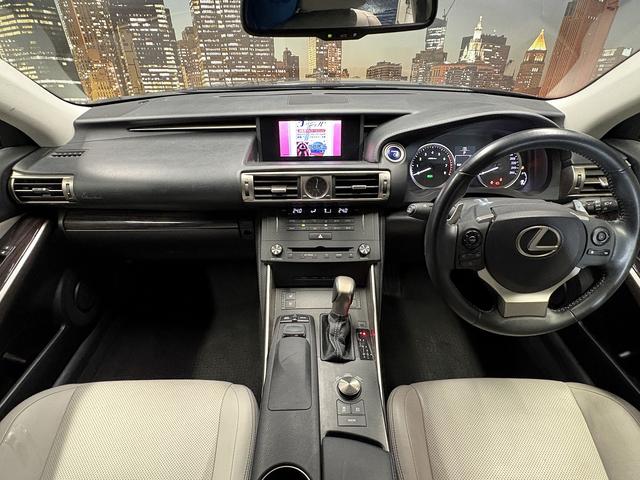 ＩＳ ＩＳ３００ｈ　バージョンＬ　（禁煙車）（グレー本革）（メーカーＳＤナビ）（バックカメラ）（クルコン）（ＬＥＤヘッドライト）（パワーシート）（シートエアコン）（フルセグ）（ＥＴＣ）（シートメモリー）（純正１８インチＡＷ）（5枚目）