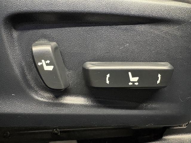 ＩＳ ＩＳ３００ｈ　バージョンＬ　（禁煙車）（グレー本革）（メーカーＳＤナビ）（バックカメラ）（クルコン）（ＬＥＤヘッドライト）（パワーシート）（シートエアコン）（フルセグ）（ＥＴＣ）（シートメモリー）（純正１８インチＡＷ）（9枚目）