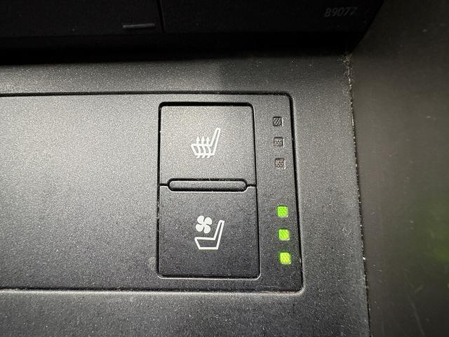 ＩＳ ＩＳ３００ｈ　バージョンＬ　（禁煙車）（グレー本革）（メーカーＳＤナビ）（バックカメラ）（クルコン）（ＬＥＤヘッドライト）（パワーシート）（シートエアコン）（フルセグ）（ＥＴＣ）（シートメモリー）（純正１８インチＡＷ）（12枚目）