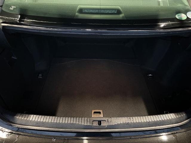 ＩＳ ＩＳ３００ｈ　バージョンＬ　（禁煙車）（グレー本革）（メーカーＳＤナビ）（バックカメラ）（クルコン）（ＬＥＤヘッドライト）（パワーシート）（シートエアコン）（フルセグ）（ＥＴＣ）（シートメモリー）（純正１８インチＡＷ）（17枚目）