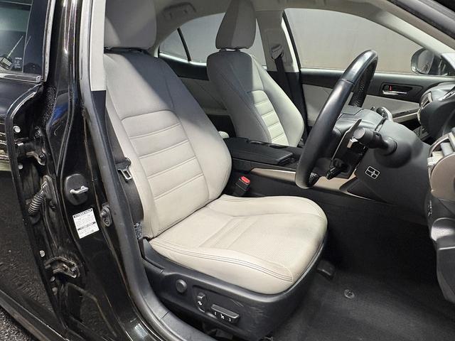 ＩＳ ＩＳ３００ｈ　バージョンＬ　（禁煙車）（グレー本革）（メーカーＳＤナビ）（バックカメラ）（クルコン）（ＬＥＤヘッドライト）（パワーシート）（シートエアコン）（フルセグ）（ＥＴＣ）（シートメモリー）（純正１８インチＡＷ）（18枚目）