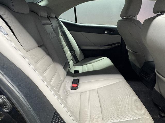 ＩＳ ＩＳ３００ｈ　バージョンＬ　（禁煙車）（グレー本革）（メーカーＳＤナビ）（バックカメラ）（クルコン）（ＬＥＤヘッドライト）（パワーシート）（シートエアコン）（フルセグ）（ＥＴＣ）（シートメモリー）（純正１８インチＡＷ）（19枚目）