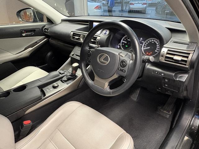 ＩＳ ＩＳ３００ｈ　バージョンＬ　（禁煙車）（グレー本革）（メーカーＳＤナビ）（バックカメラ）（クルコン）（ＬＥＤヘッドライト）（パワーシート）（シートエアコン）（フルセグ）（ＥＴＣ）（シートメモリー）（純正１８インチＡＷ）（28枚目）