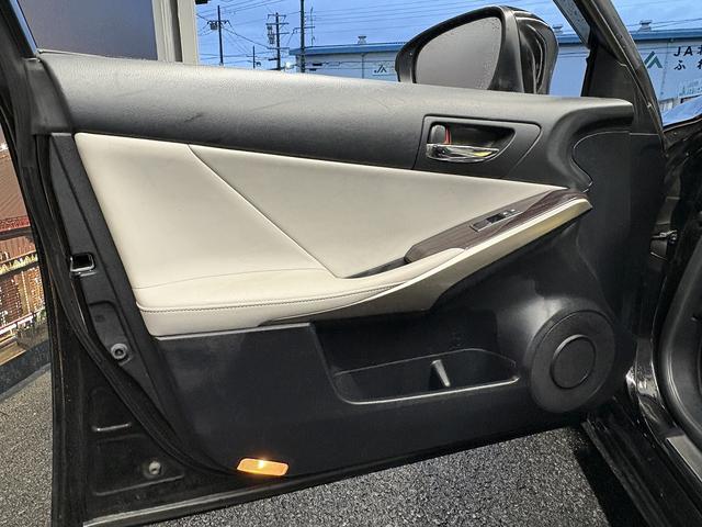 ＩＳ ＩＳ３００ｈ　バージョンＬ　（禁煙車）（グレー本革）（メーカーＳＤナビ）（バックカメラ）（クルコン）（ＬＥＤヘッドライト）（パワーシート）（シートエアコン）（フルセグ）（ＥＴＣ）（シートメモリー）（純正１８インチＡＷ）（30枚目）