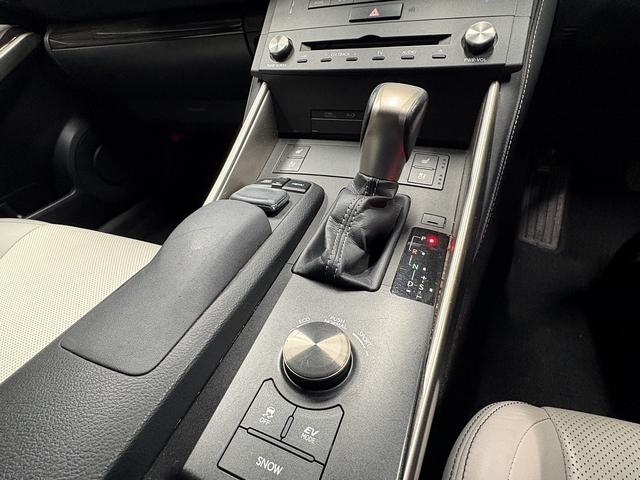 ＩＳ ＩＳ３００ｈ　バージョンＬ　（禁煙車）（グレー本革）（メーカーＳＤナビ）（バックカメラ）（クルコン）（ＬＥＤヘッドライト）（パワーシート）（シートエアコン）（フルセグ）（ＥＴＣ）（シートメモリー）（純正１８インチＡＷ）（32枚目）