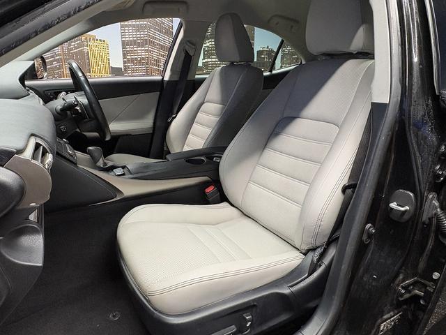 ＩＳ ＩＳ３００ｈ　バージョンＬ　（禁煙車）（グレー本革）（メーカーＳＤナビ）（バックカメラ）（クルコン）（ＬＥＤヘッドライト）（パワーシート）（シートエアコン）（フルセグ）（ＥＴＣ）（シートメモリー）（純正１８インチＡＷ）（33枚目）