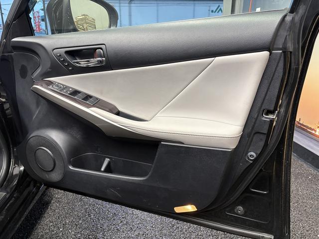 ＩＳ ＩＳ３００ｈ　バージョンＬ　（禁煙車）（グレー本革）（メーカーＳＤナビ）（バックカメラ）（クルコン）（ＬＥＤヘッドライト）（パワーシート）（シートエアコン）（フルセグ）（ＥＴＣ）（シートメモリー）（純正１８インチＡＷ）（43枚目）