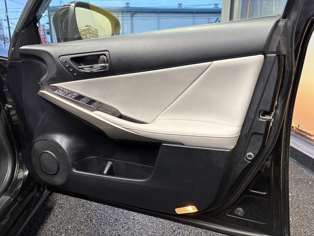 ＩＳ ＩＳ３００ｈ　バージョンＬ　（禁煙車）（グレー本革）（メーカーＳＤナビ）（バックカメラ）（クルコン）（ＬＥＤヘッドライト）（パワーシート）（シートエアコン）（フルセグ）（ＥＴＣ）（シートメモリー）（純正１８インチＡＷ）（49枚目）