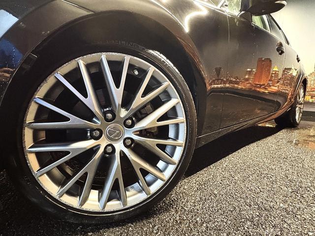 ＩＳ ＩＳ３００ｈ　バージョンＬ　（禁煙車）（グレー本革）（メーカーＳＤナビ）（バックカメラ）（クルコン）（ＬＥＤヘッドライト）（パワーシート）（シートエアコン）（フルセグ）（ＥＴＣ）（シートメモリー）（純正１８インチＡＷ）（50枚目）