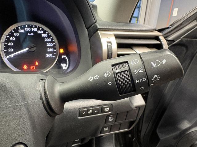 ＩＳ ＩＳ３００ｈ　バージョンＬ　（禁煙車）（グレー本革）（メーカーＳＤナビ）（バックカメラ）（クルコン）（ＬＥＤヘッドライト）（パワーシート）（シートエアコン）（フルセグ）（ＥＴＣ）（シートメモリー）（純正１８インチＡＷ）（62枚目）