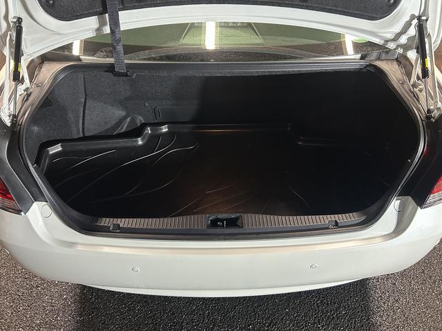 クラウンハイブリッド ロイヤルサルーン　（禁煙車）（メーカーＨＤＤナビ）（バックカメラ）（レーダークルーズ）（クリアランスソナー）（ＨＩＤ）（パワーシート）（シートヒーター）（ＥＴＣ）（Ｂｌｕｅｔｏｏｔｈオーディオ）（純正１６インチＡＷ）（16枚目）