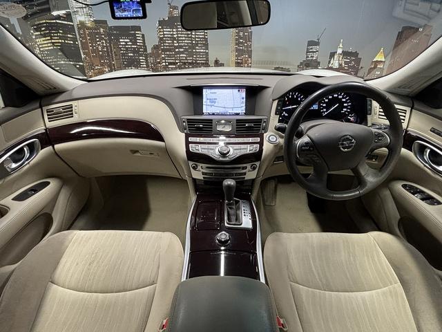 シーマ ハイブリッド　（禁煙車）（サンルーフ）（メーカーＨＤＤナビ）（バックカメラ）（レーダークルーズ）（パワーシート）（シートメモリー）（ビルトインＥＴＣ）（Ｂｌｕｅｔｏｏｔｈ対応）（ＨＩＤヘッド）（純正１８インチＡＷ）（5枚目）