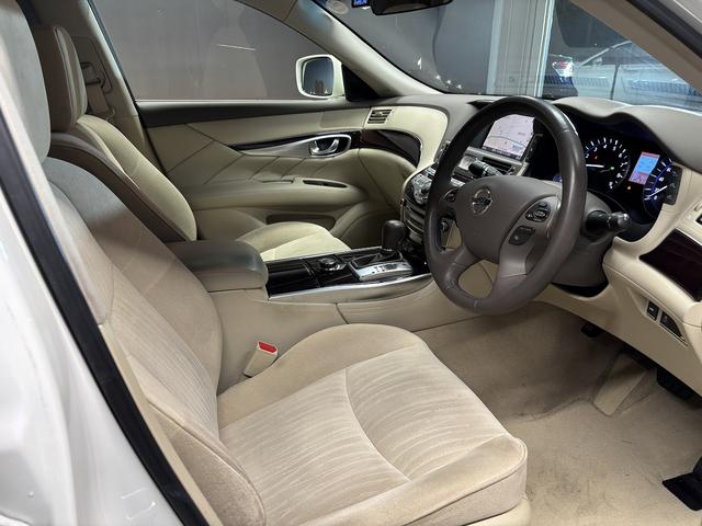 シーマ ハイブリッド　（禁煙車）（サンルーフ）（メーカーＨＤＤナビ）（バックカメラ）（レーダークルーズ）（パワーシート）（シートメモリー）（ビルトインＥＴＣ）（Ｂｌｕｅｔｏｏｔｈ対応）（ＨＩＤヘッド）（純正１８インチＡＷ）（44枚目）